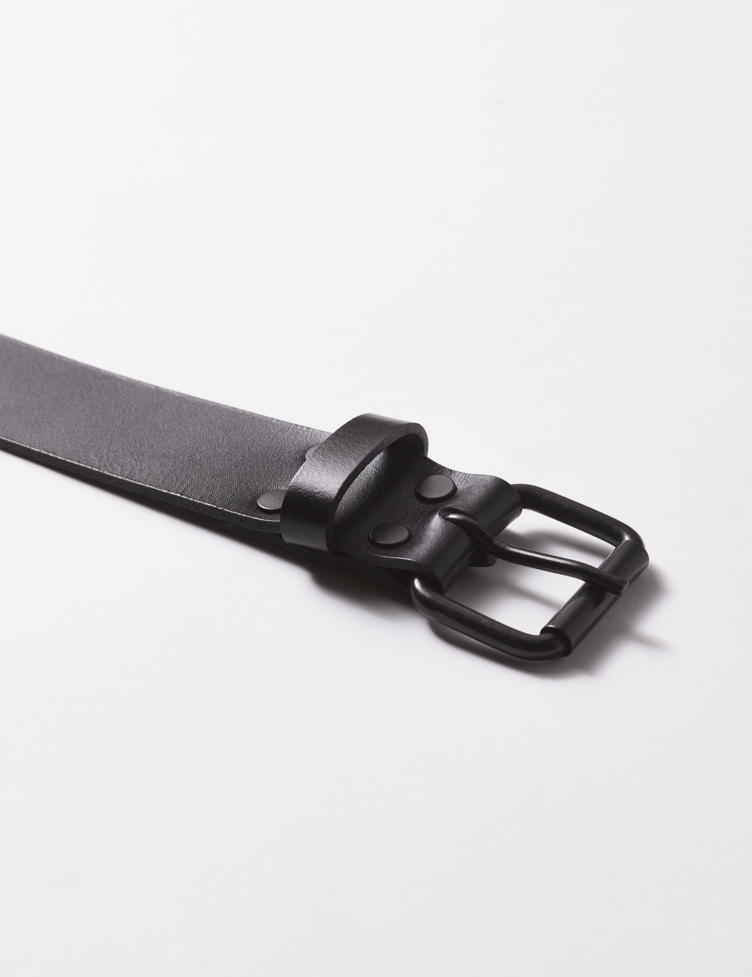 Black buckle on black Canyon Leather Belt from AETHER Apparel.